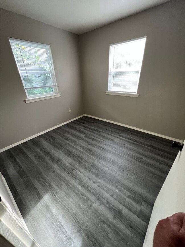 Building Photo - 2 Bed 1 Bath House