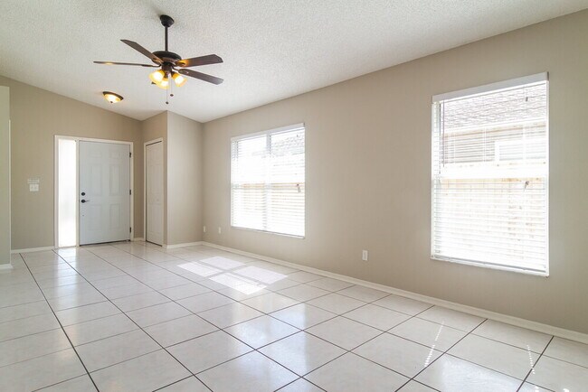 Foto del edificio - 13500 Glasser Ave