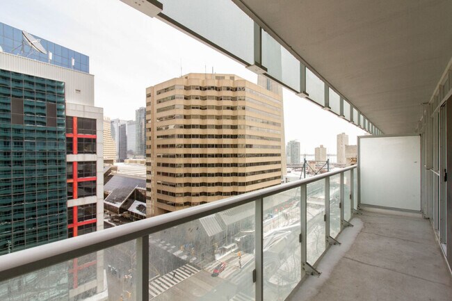 Photo du bâtiment - 300 Front St W