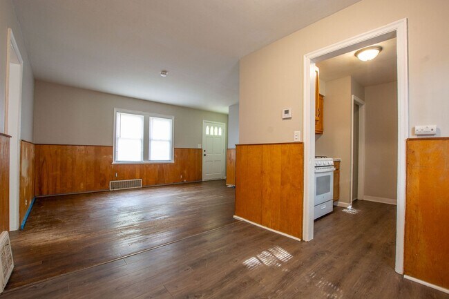 Foto del edificio - 3 Bedroom / 1 Bath Home with Fenced Backyard!