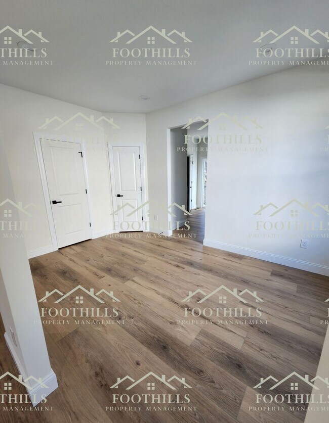 Building Photo - Quaint 2-bedroom, 2-bathroom home, short d...