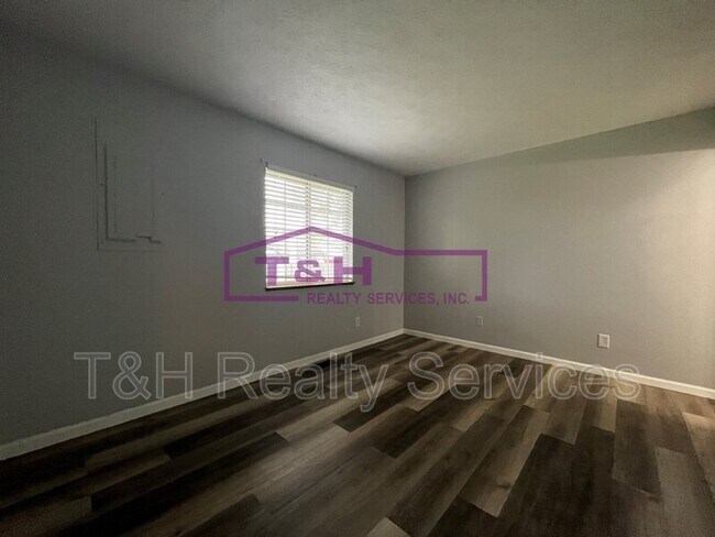 Building Photo - 5945 Parterra Dr