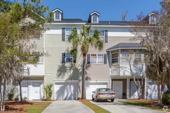 Building Photo - 4600 N Palmview Cir