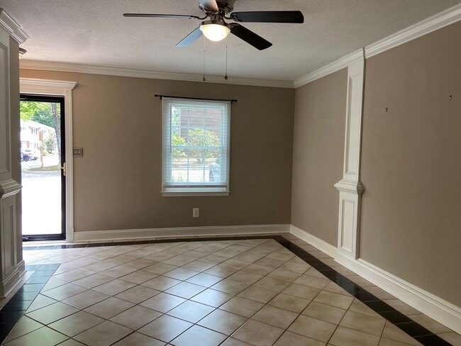 Building Photo - 2 Bedroom, 1.5 Bathroom Condo in High Point!