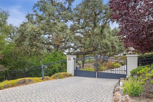 Building Photo - Luxurious Estate in Los Altos Hills Availa...