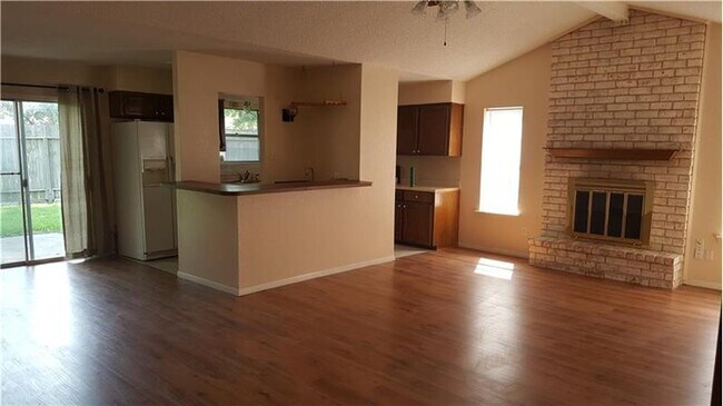 Foto del edificio - 3411 Crestmeadow Dr