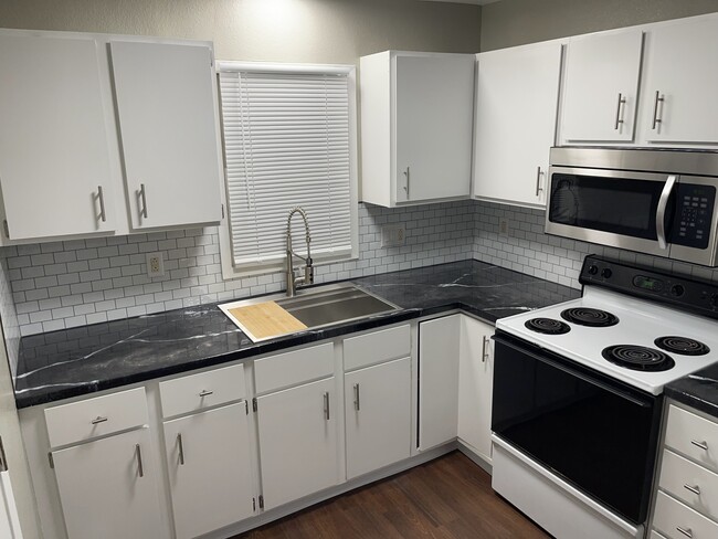 Kitchen - 4306 Toronto St