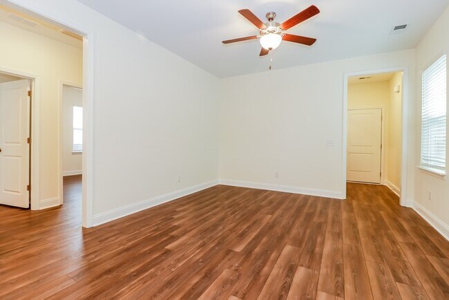 Building Photo - Captivating 3 Bedroom Home in Hanahan, SC!