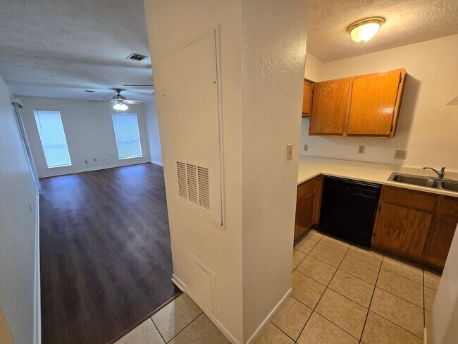 Foto del edificio - College Station - 2-bedroom, 1-bath Duplex...