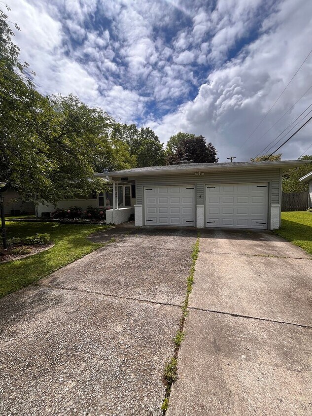 Foto principal - Upgraded 3 bed 2 bath large backyard