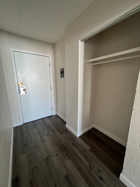 Photo du bâtiment - 16421 Stony Plain Rd