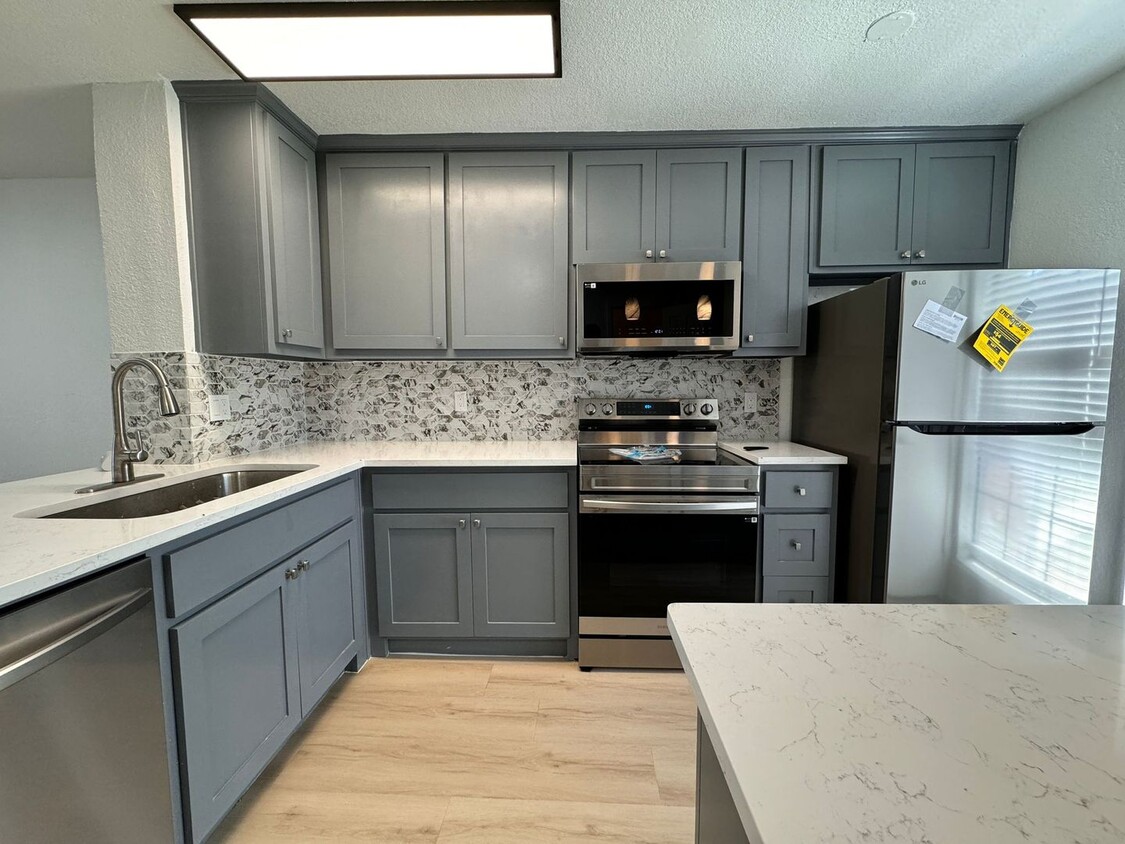 Foto principal - Remodeled and updated 3 bedroom 2 bathroom...