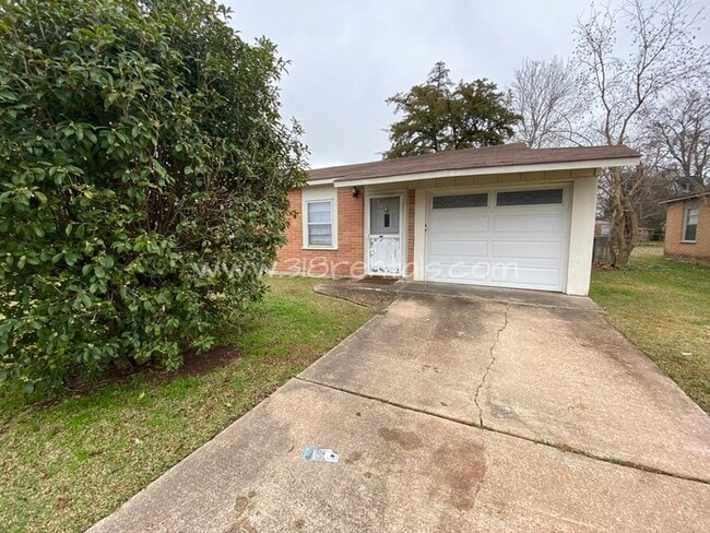 Building Photo - Swan Lake home available