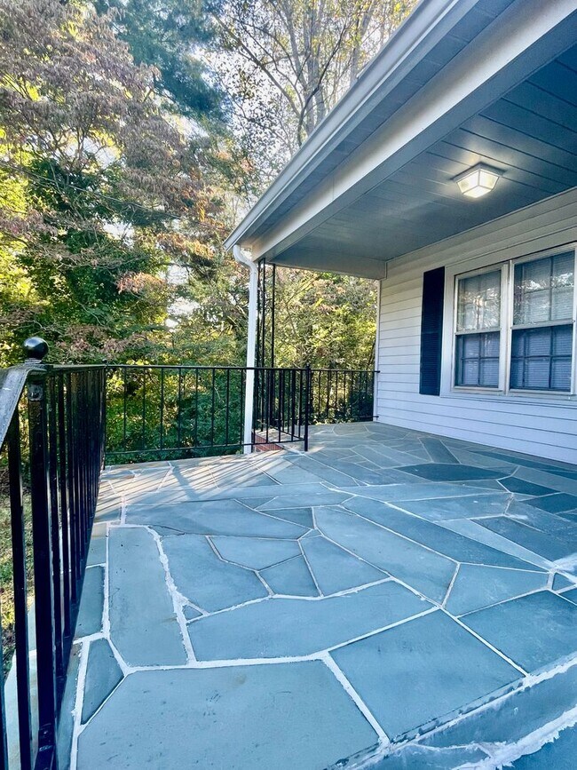 Building Photo - Welcome to this charming 2-bedroom, 1-bath...