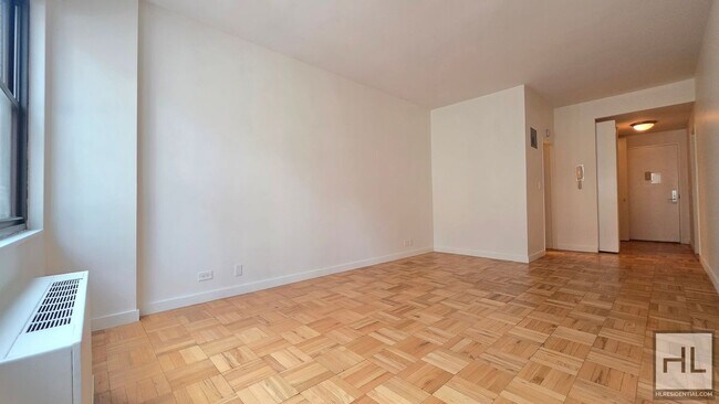 Foto del edificio - Bright Ninth-Floor Studio with Exceptional Closet Space near the UN