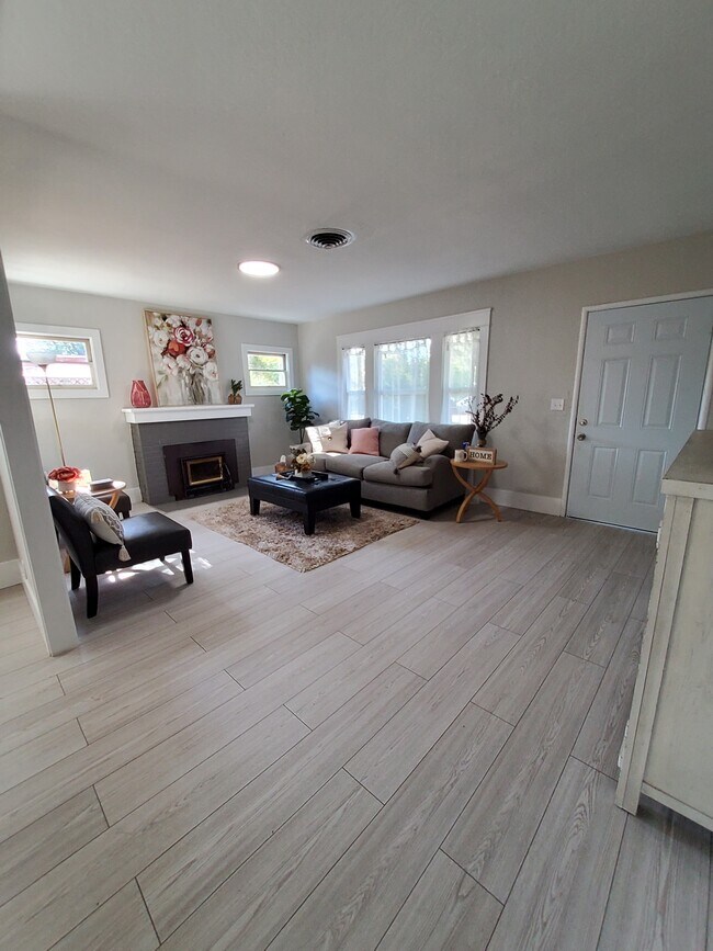 Foto del edificio - 1161 McMullen Ave