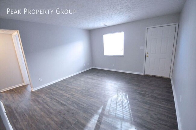 Building Photo - Available Fall 2025! 2 Bedroom apartment L...