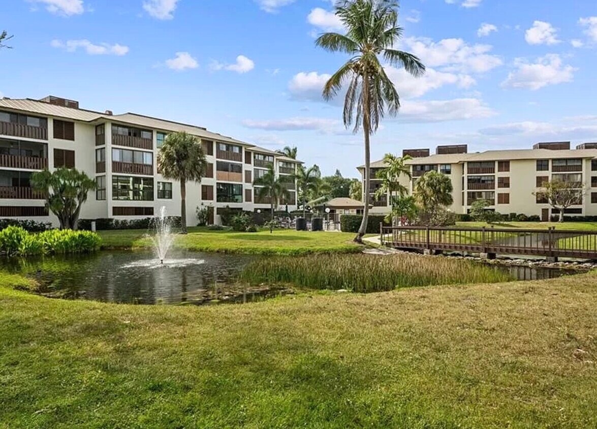 Park like grounds - 166 SE Saint Lucie Blvd