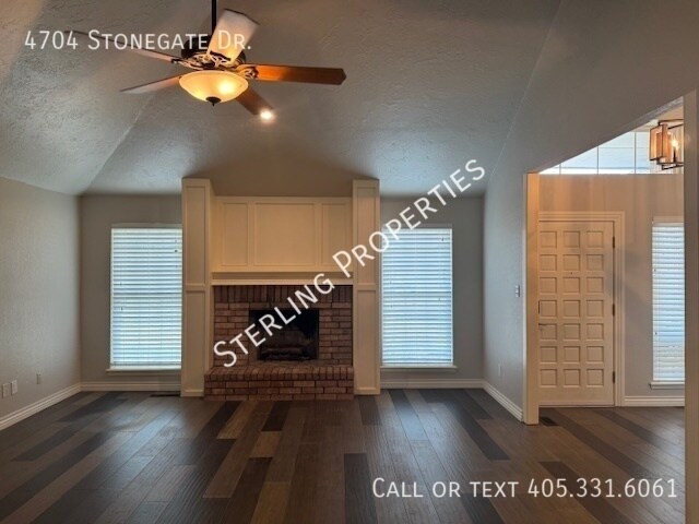 Foto del edificio - 4704 Stonegate Dr