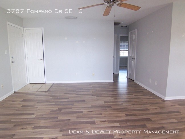 Building Photo - 3787 Pompano Dr SE