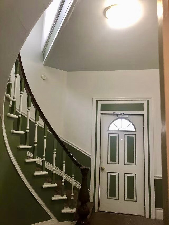 Área de entrada de la casa histórica - 121 N Normal St