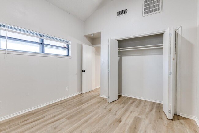Photo - 418 S Las Vegas Trl - 1 Townhome