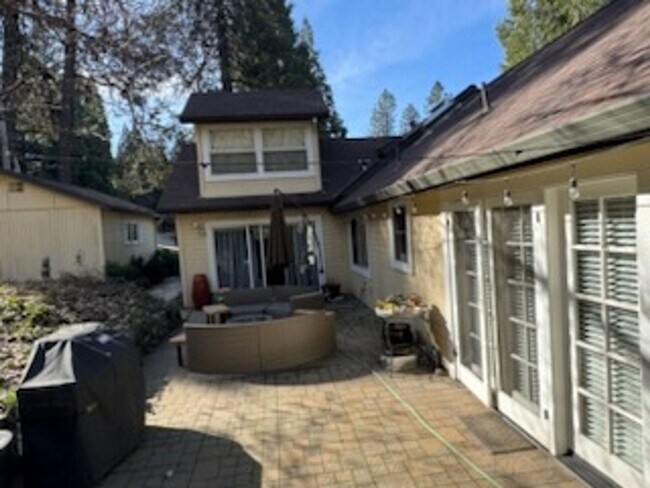 Foto del edificio - Welcome to this charming 3 bedroom, 2 bathroom house located in  Nevada City