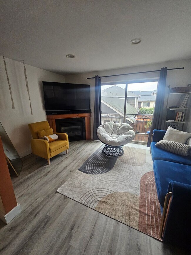Building Photo - Spacious 3 Bedroom Townhome in West Seattle!