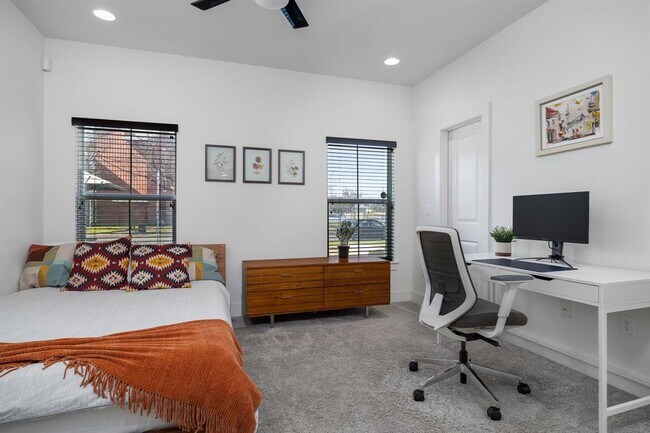 Foto del edificio - 2703 Halcyon Dr