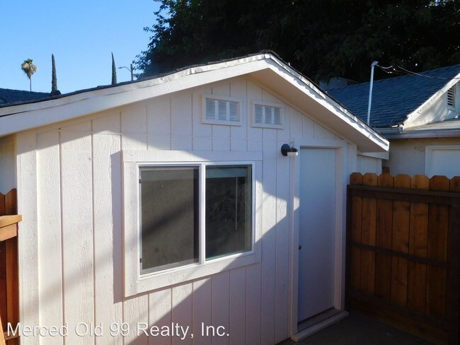Building Photo - Studio, 1 bath House - 9552 Haskell Ave #B