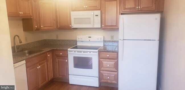 Building Photo - 441 Redbud Ct