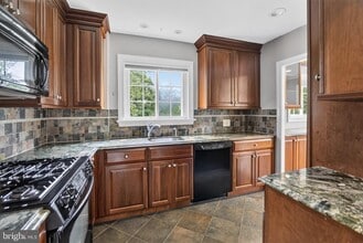 Building Photo - 3250 Martha Custis Dr