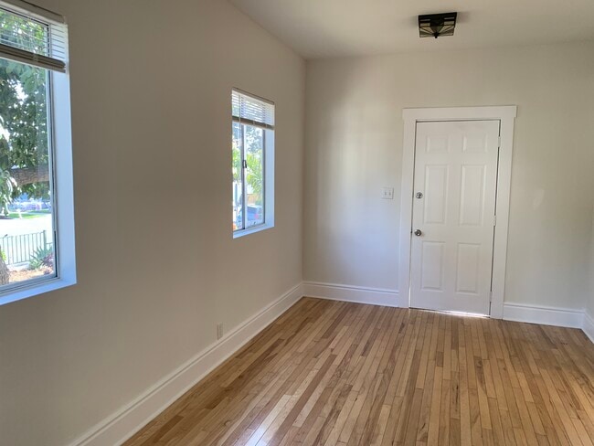 Building Photo - 704 N Clementine St