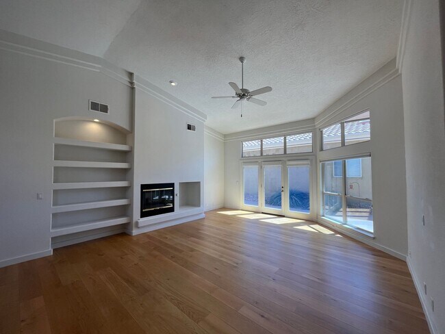 Building Photo - Grand 3 Bedroom 2 Bathroom Home Located In...