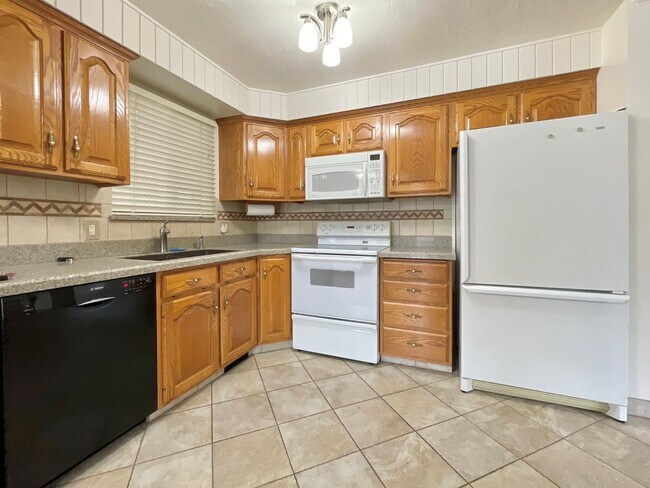 Foto del edificio - Spacious and Updated 4-Bedroom – Landscaping Included!