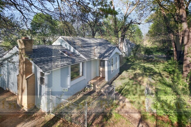 Foto del edificio - Newly Renovated, Pet Friendly Home in KCMO!