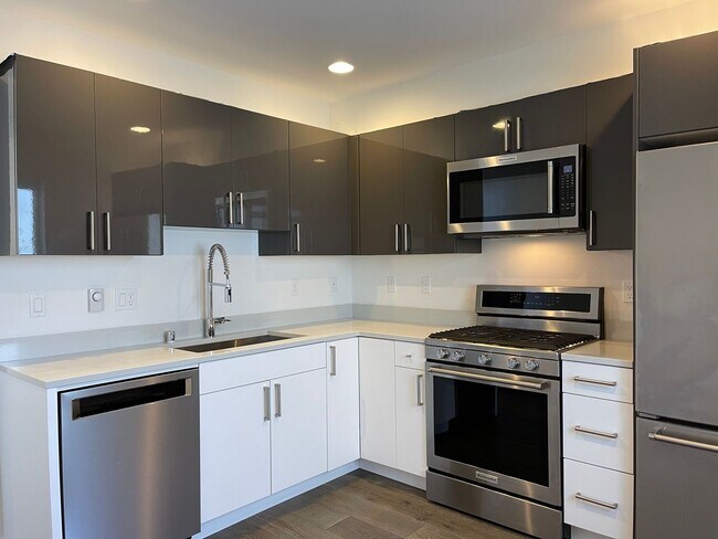 Building Photo - CLICK "REQUEST A TOUR" NOW!