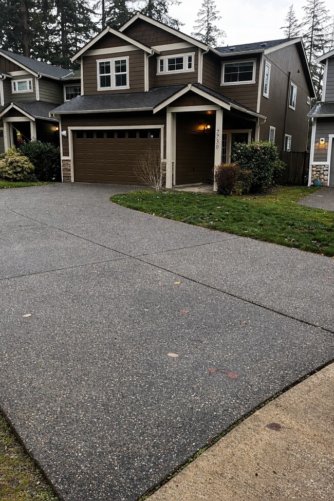 Camino de entrada largo - 7730 181st Street East