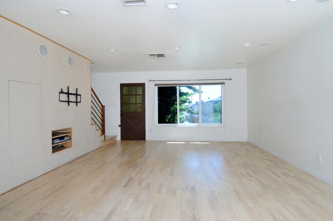 Foto del edificio - 519 E Providencia Ave