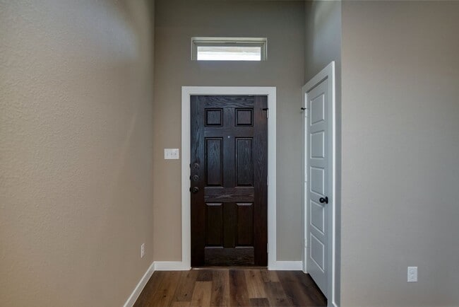 Building Photo - GORGEOUS 3 BEDROOM DUPLEX LOCATED IN MIDLO...