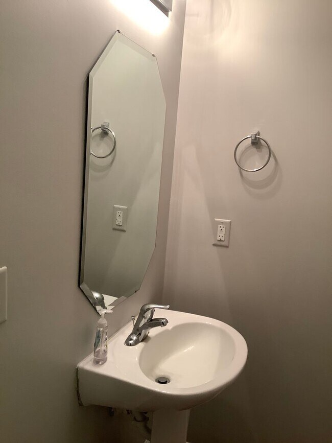 Foto del edificio - Beautiful 2 bedroom 2 1/2 bath Townhome