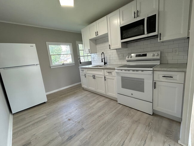 Building Photo - 104 Elmwood Rd