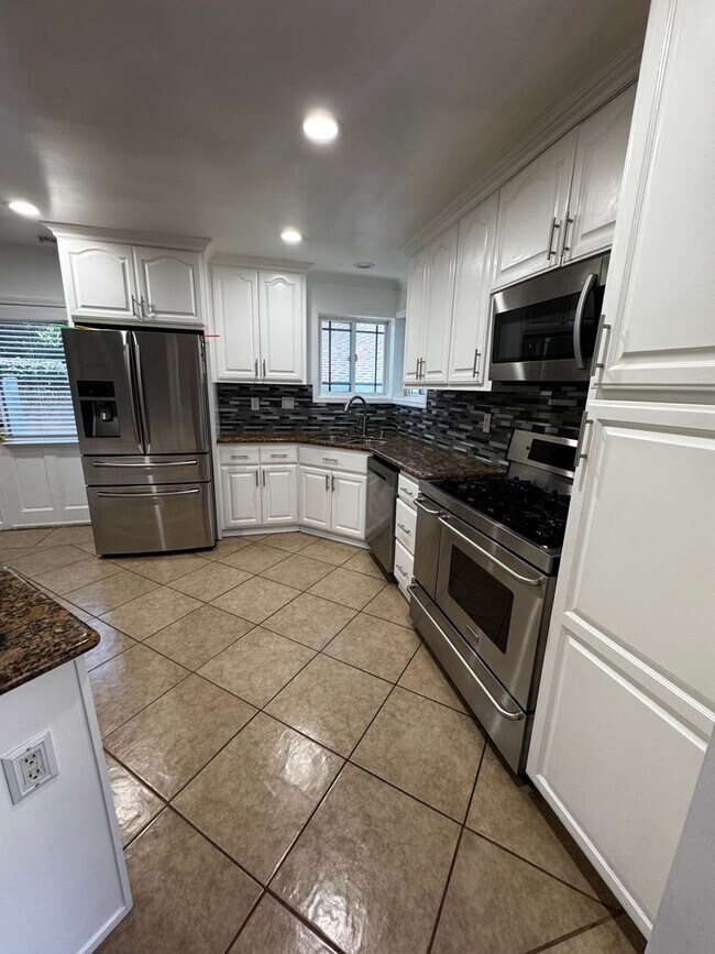 Foto del edificio - Three Bedroom Pool Home for Rent in Downey!