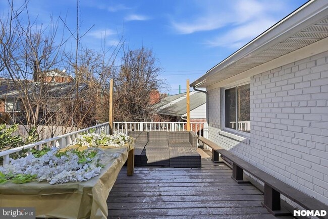 Building Photo - 303 Mansfield Rd