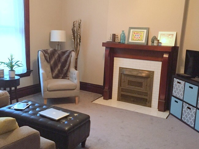 Living room - 3016 Victor St