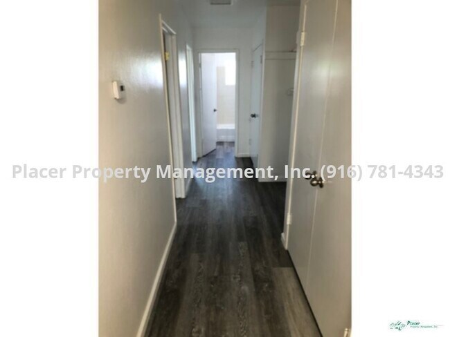 Building Photo - Avail Now!   Almost like new duplex  2 bed...
