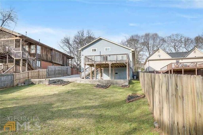 LARGE SOUTH FACING BACK YARD & REAR DECK - 717 Berne St SE