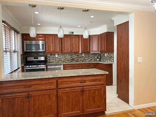 Foto del edificio - 189 Roosevelt Ave