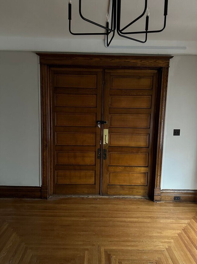 Foto del edificio - 1055 Logan Ave