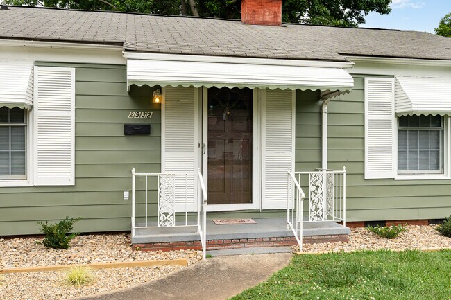 Building Photo - 2932 Botany St
